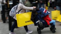 Late shopper rush drives Boxing Day sales traffic
